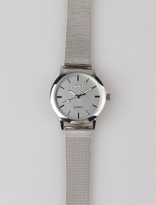 Montre en acier inoxydable argenté de forme ronde pour les femmes