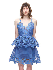 Bleu ciel sangles croisent robe dos dentelle hiérarchisé