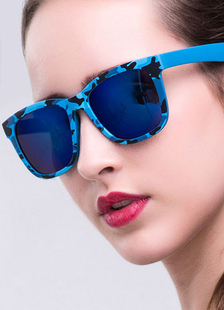 Lunettes de soleil bleu impression des verres en plastique, pour les femmes