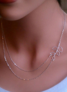 Collier feuille de métal de la femme