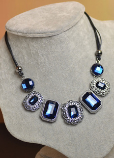 Collier bleu relevé géométrique des dames