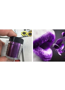 Rouge à lèvres violet foncé de la femme