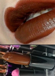 Rouge à lèvres brun foncé de la femme