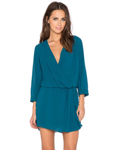 Col en v manches longues évasées robe