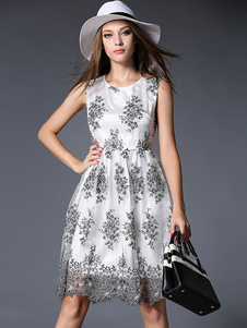 Bijou de cou brodé blanc robe d’été