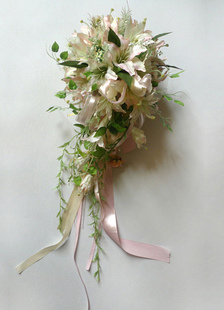 Bouquet de lys en cascade pour les mariages