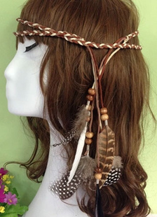 Coiffe de cheveux kaki de plume multicolore