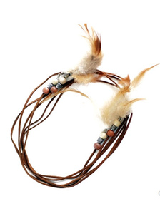 Coiffe de cheveux kaki de plume multicolore