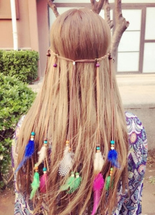 Coiffe de cheveux kaki de plume multicolore