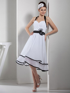 Robe fête de la rentrée A-ligne en satin mat blanc à licou plissé longueur mollet