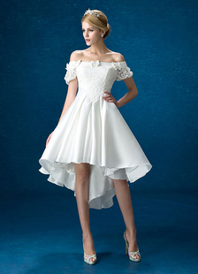 Robe de mariée blanche dentelle épaule haut bas perlant arcs manches courtes