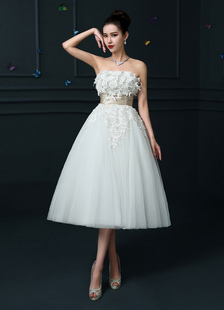 Robe de mariée blanche en dentelle fleurs 3D Backless une ligne Tulle thé longueur avec ceinture lar