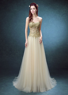 robe énigmatique de soirée A-ligne en tulle champagne avec dentelle encolure en coeur Avec traîne