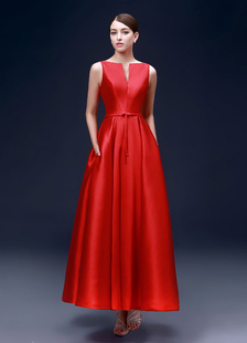 Robe de soirée éblouissante A-ligne Tissu de satin rouge avec ceinture décolleté cranté longueur che