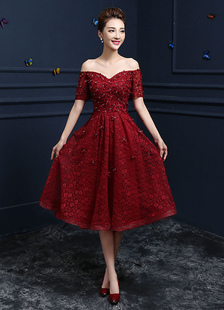 Robe élégante de cocktail A-ligne en dentelle bordeaux hors de l'épaule avec fleur longueur genoulac