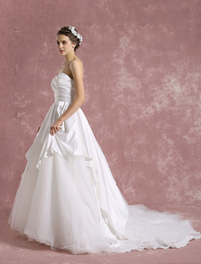 Robe de mariée princesse ivoire douce dos nu sans bretelles tulle plissé avec traîne chapelle