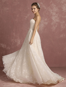 Robe de mariée princesse en dentelle douce ivoire bustier sans manches chapelle train