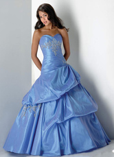 Élégante robe de bal lavande en taffetas avec corset en coeur sans bretelles  au perlage en dentelles