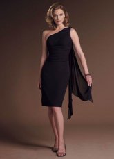 Robe de soirée de retrouvaille fourreau noire à une épaule faite en moussline de soie
