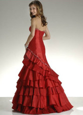 Robe de soirée en couleur fabuleux de bourgogne sans bretelles et de multi-couche en taffetas avec broderie de perle manuellement faite 