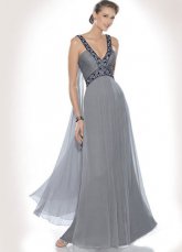 Robe de soirée argentée plissée au col-V décorée de perles en moussline de soie