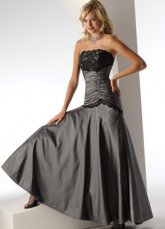 Robe de boule élégante sans bretelles en taffetas plié avec perle   