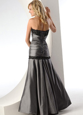 Robe de boule élégante sans bretelles en taffetas plié avec perle   