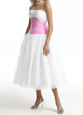 Robe de bal blanche sans bretelles en satin avec ruban rose de perle  