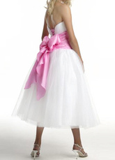 Robe de bal blanche sans bretelles en satin avec ruban rose de perle  