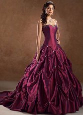 Robe de boule en couleur attractif de bourgogne et en taffetas avec balayage 