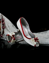 Chaussures de mariage en crème d'orteil aigu et de 2'' talon en satin avec dentelle 