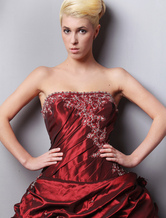Robe de boule en couleur de bourgogne sans bretelles en taffetas  
