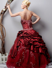 Robe de boule en couleur de bourgogne sans bretelles en taffetas  