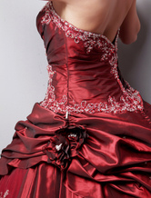 Robe de boule en couleur de bourgogne sans bretelles en taffetas  