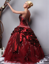 Robe de boule en couleur de bourgogne sans bretelles en taffetas  