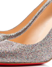 Escarpins sexy d'argent et à talons hautsn avec paillettes 