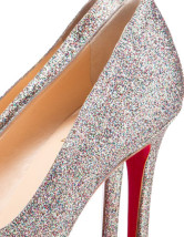 Escarpins sexy d'argent et à talons hautsn avec paillettes 