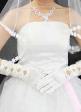 Brauthandschuhe aus Satin in Elfenbeinfarbe 