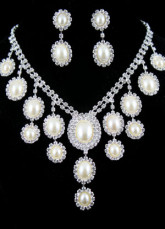 Beautiful Alloy Rhinestone Imitated Pearls Earrings And Necklace 