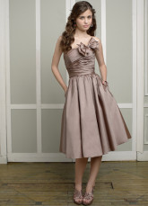 Robe de demoiselle d'honneur en brun charmant sans bretelles en taffetas de longueur à genou  