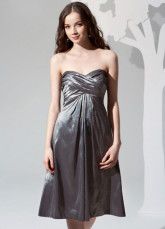 Robe a longeur de genou avec satin argente pour femme enceinte