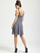 Robe de cocktail de livraison rapide en gris délicat de V-col en mousseline de soie et de longueur à genou 
 