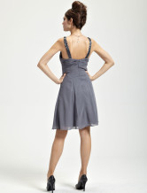 Robe de cocktail de livraison rapide en gris délicat de V-col en mousseline de soie et de longueur à genou 
 