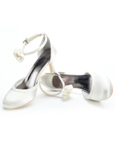 Chaussures de mariage en crème romantique et en satin 