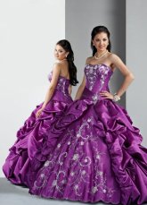Robe de boule en violet de raisin splendide sans bretelles en taffetas plié de longueur à plancher  