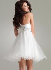 Robe courte de fête de la rentrée en blanc splendide d'épaule single en tulle 