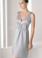 Robe de demoiselle d'honneur d'argent de V-col en satin de longueur à genou 