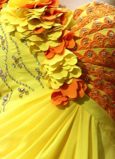 Fleur d'une épaule jaune perlée plissé robe du soir