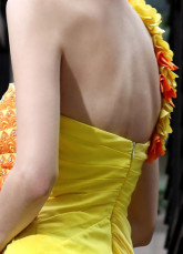 Fleur d'une épaule jaune perlée plissé robe du soir