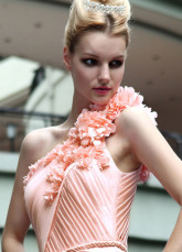 Rose une épaule Applique perlée Prom Satin tissé plissé robe